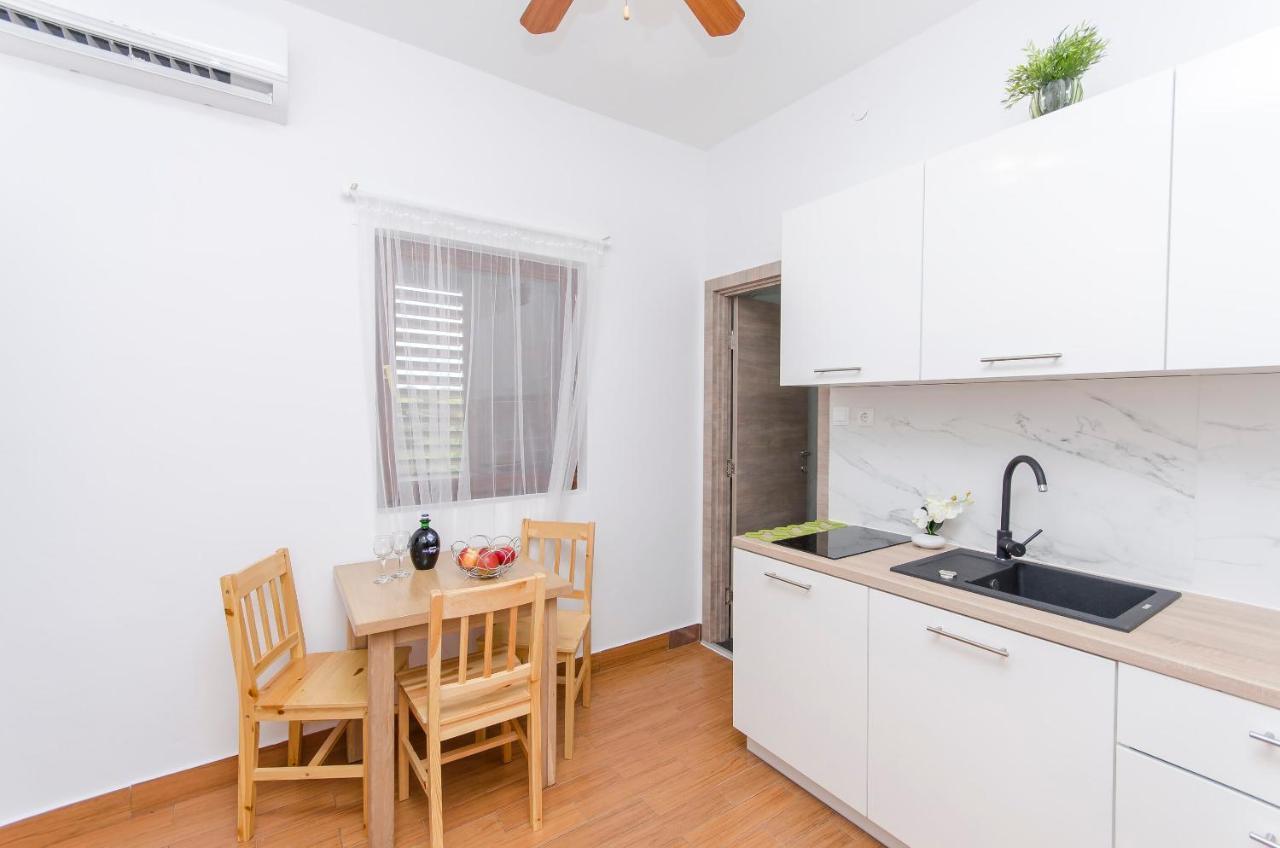 Apartments Katarina Pirovac Bagian luar foto