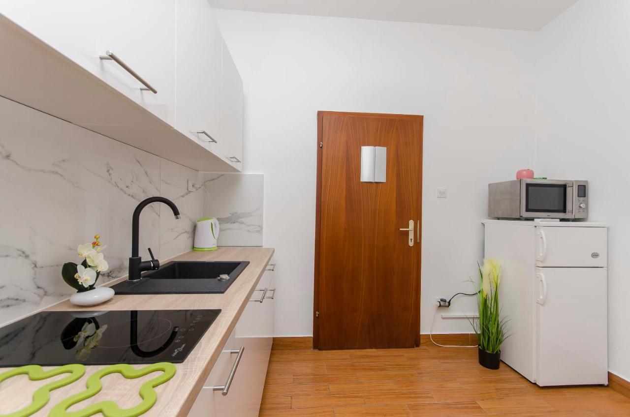 Apartments Katarina Pirovac Bagian luar foto